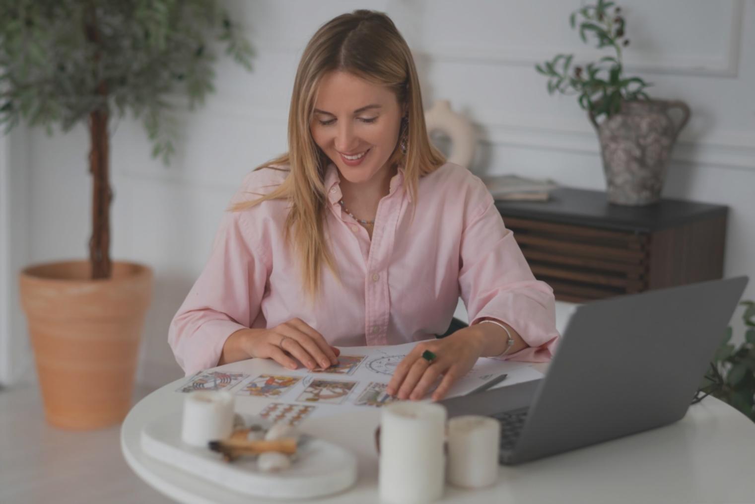 Espace de travail moderne avec écrans multiples affichant des données financières et graphiques d'analyse